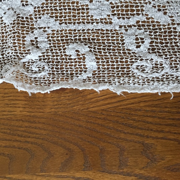 ANTIQUE FILET CROCHET TABLE LINEN 36"X40" - Picture 5 of 6